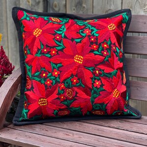 ポインセチアの刺繍入り枕カバー。クリスマスの装飾用クッションカバー