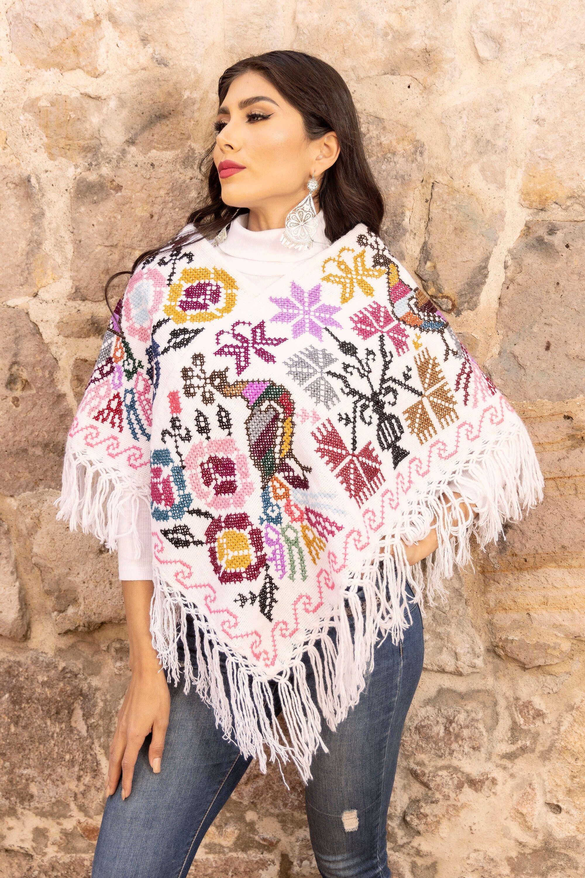 孔雀の刺繍が施されたポンチョ。カラフルなポンチョ。メキシコの伝統的 