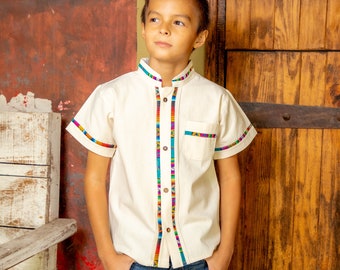 Traditionelles mexikanisches Hemd für Jungen. Guayabera für Jungen. Jungen Shirt mit Knöpfen. Kragen Hemd. Traditioneller Stil. Mexikanisches Hemd.