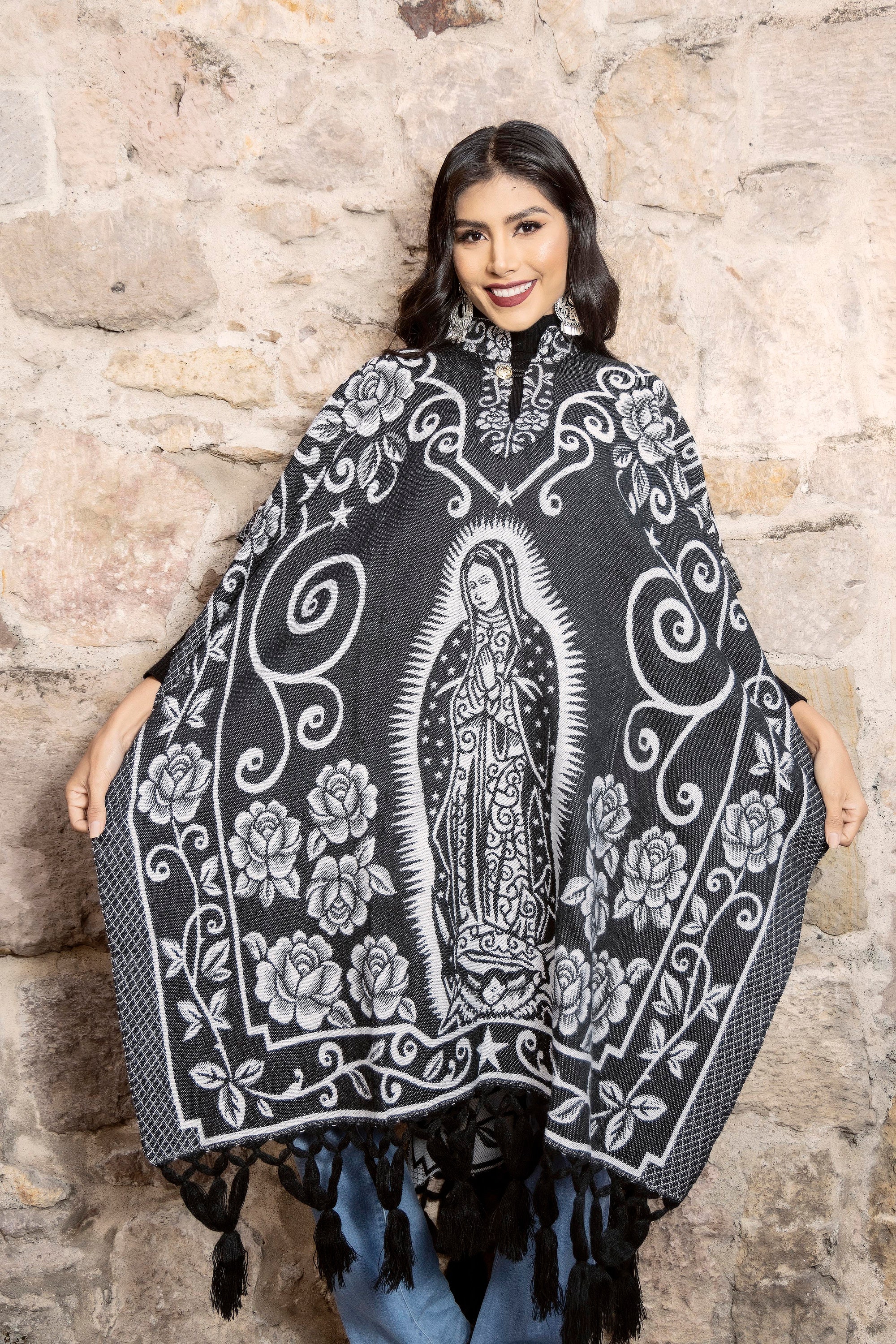 聖母マリアのメキシカンポンチョ。エレガントなポンチョ。伝統的な花柄