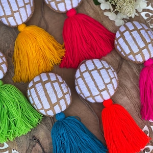 Llavero Tradicional Concha. Pan Dulce Mexicano. Llavero Divertido Pompones. Regalo Perfecto. Hecho Artesanalmente. Regreso a la Escuela