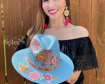 メキシコの職人技の帽子。手描きの帽子。カラフルな花柄の帽子。伝統的