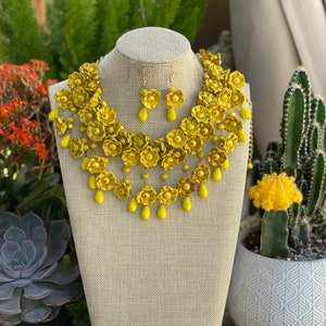 Mexican Artisanal Palm Leaf Jewelry Set. Palm Leaf Flower Necklace & Earrings. Floral Jewelry. Handmade Jewelry. Ethnic Necklace. Amarillo