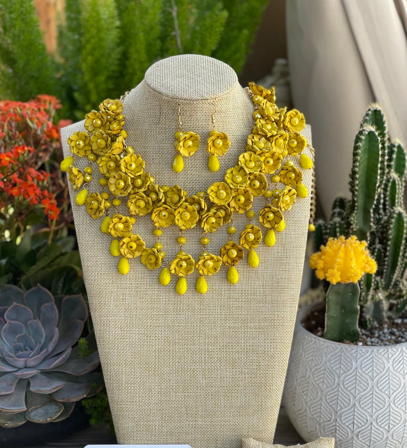 Mexican Artisanal Palm Leaf Jewelry Set. Palm Leaf Flower Necklace & Earrings. Floral Jewelry. Handmade Jewelry. Ethnic Necklace. Amarillo