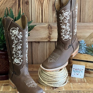 Mexican Leather Floral Embroidered Boots. Women's Handmade Mexican Boots. Artisanal Women Boots. Western Boot. Cowgirl Authentic Boot.