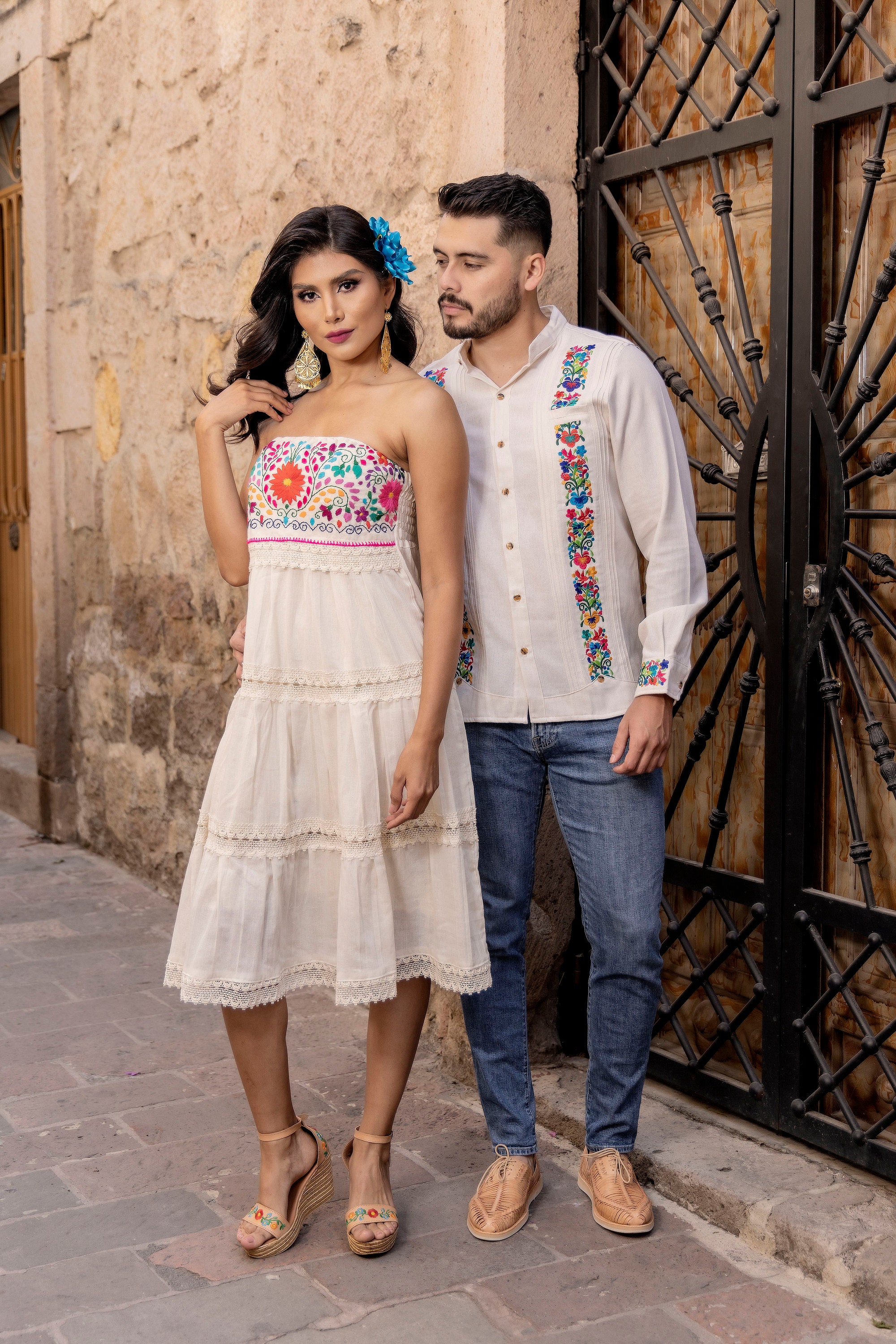 メンズ メキシコ伝統シャツ。花柄刺繍入りグアヤベラ。フォーマルな