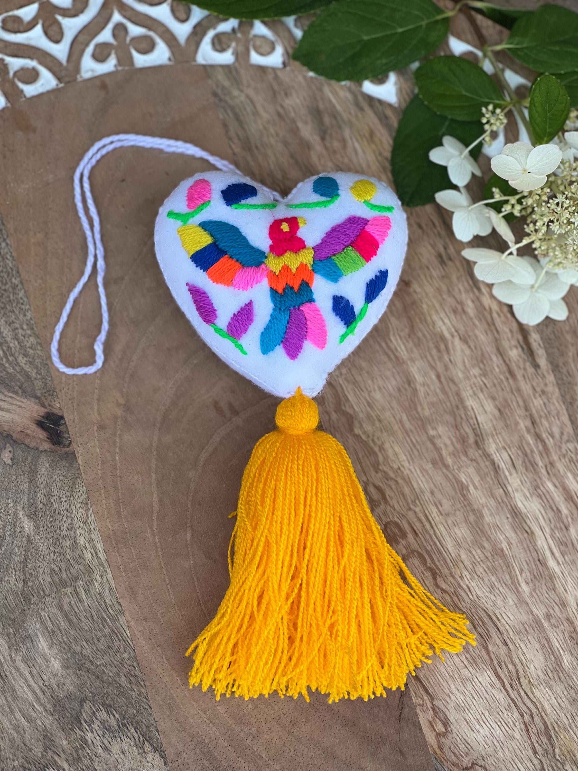 Colgante con los pompones que traje de chiapas #foryou #decor #paratii  #decoration #homedecor #boho #pompones #colgante #pompon #tapiz #decora  #bohochic, image size:2250x3000