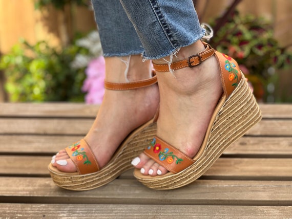 Mexican Wedge Sandal. All Size Boho-hippie Vintage. Mexican Leather Sandal.  Floral Embroidered Heels. Mexican Heels. Colorful Wedge Heels. 