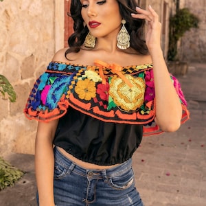 Hand Embroidered Crop Top. Mexican Floral Top. Off the Shoulder Blouse. Crop Top Chiapaneco. Hand Embroidered Top. Mexican Fashion Blouse.