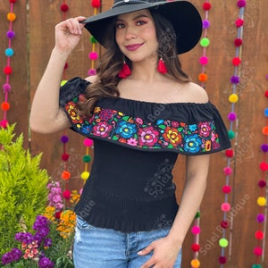 Kleding Dameskleding Tops & T-shirts Blouses Mexicaans geborduurde Halter Crop Top Mexicaans geborduurde bloemen top Mexicaanse crop top Etnische stijl. Halter Top Mexicaanse artisanale blouse 