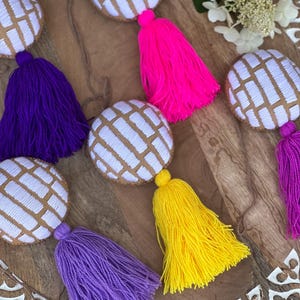 Llavero Tradicional Concha. Pan Dulce Mexicano. Llavero Divertido Pompones. Regalo Perfecto. Hecho Artesanalmente. Regreso a la Escuela