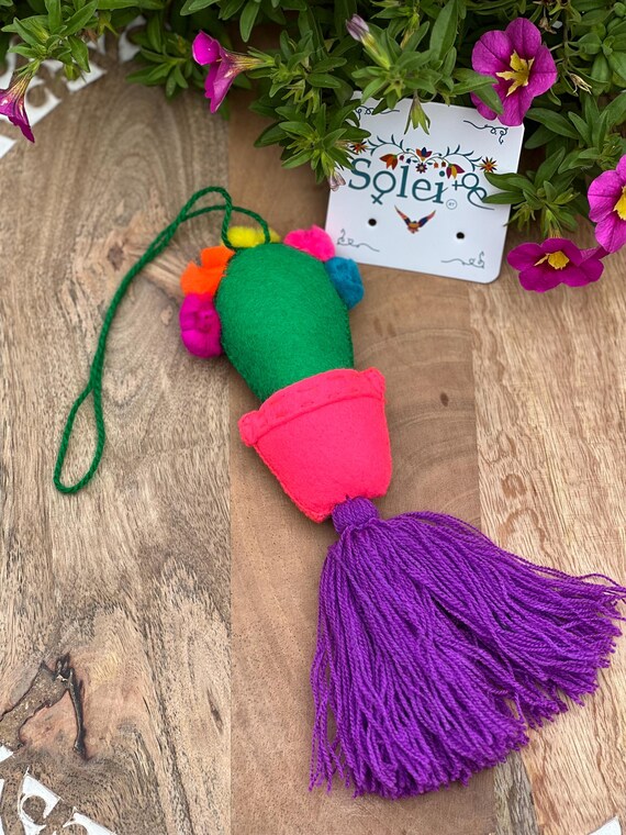 サボテンの職人技のキーホルダー。典型的なメキシコのアクセサリー