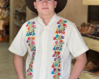 メンズのメキシコ伝統シャツ。花柄刺繍入りグアヤベーラ。フォーマルな