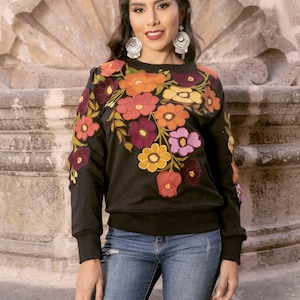 Gola redonda bordada com flores mexicanas. Moletom floral. Estilo Boho Chic. Moletom mexicano. Roupas étnicas. Pulôver mexicano artesanal.