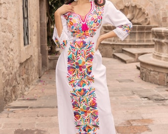 Mexican Embroidered Maxi Dress. Size S - 2X. Wedding Style. Traditional Mexican Dress. Artisanal Mexican Party Dress. Latina Style.Plus Size