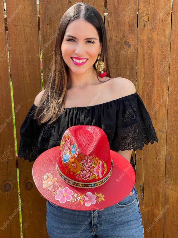 メキシコの職人技の帽子。手描きの帽子。カラフルな花柄の帽子。伝統的