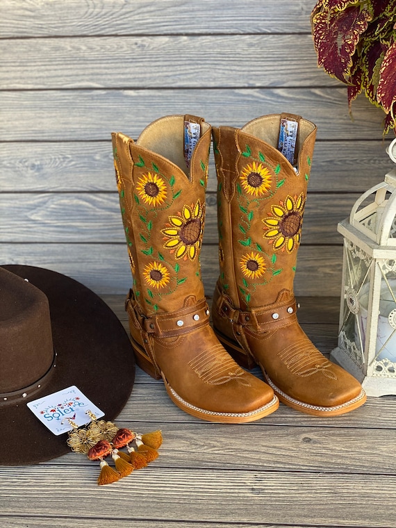 Botas Mexicanas de Piel Bordadas con Diseño Girasoles. -