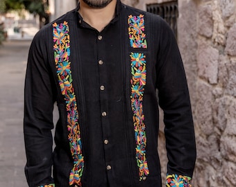 Heren Mexicaans traditioneel shirt. Etnisch geborduurde Guayabera voor mannen. Formeel overhemd met knopen. Traditionele stijl. Mexicaans feest. Bruiloft.