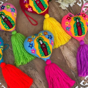 Mutter Maria Herz handwerklicher Schlüsselbund. Typisch mexikanische Accessoires. Ethnische handgemachte Schlüsselbund. Mexikanische Art. Kreatives Geschenk. Pom Pom Schlüsselanhänger
