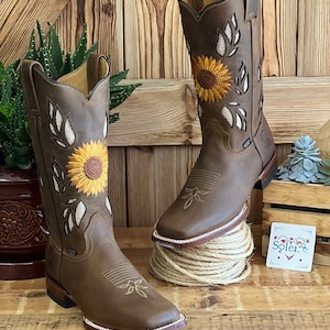 Women's Mexican Boot. Leather Sunflower Embroidered Boot. Artisanal Women's Boots. Western Boot. Cowgirl Authentic Boot.