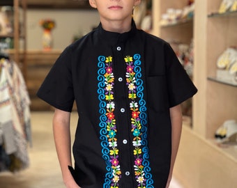 Traditionelles mexikanisches Hemd für Jungen. Floral bestickte Guayabera für Jungen. Jungen Shirt mit Knöpfen. Kragen Hemd. Traditioneller Stil.