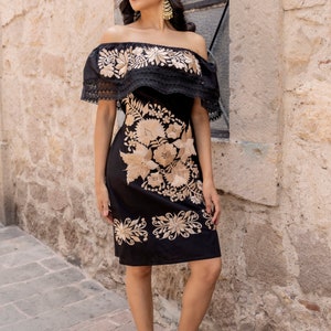 Robe brodée dorée mexicaine. Taille S-2X. Robe traditionnelle mexicaine. Robe mexicaine artisanale. Fête mexicaine. Robe de demoiselle d'honneur mexicaine