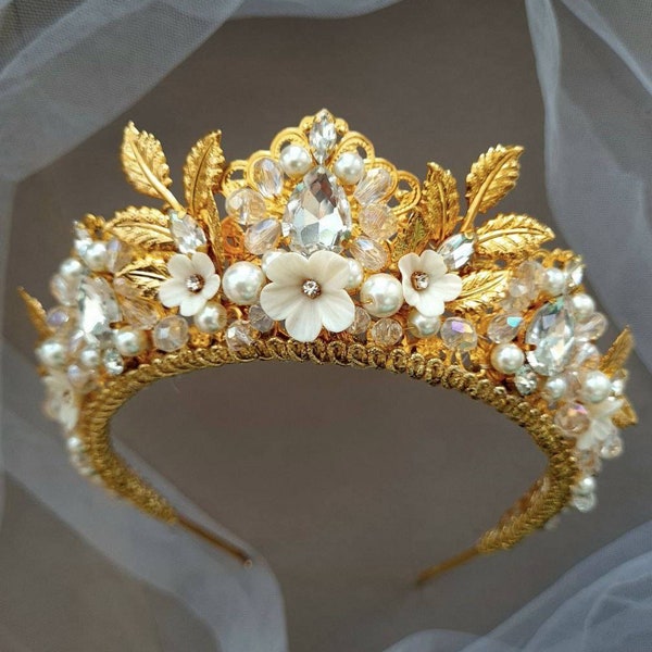 Gold tiara Bridal tiara Gold leaf crown Leaf headband Leaf crown Metal flower crown gold Floral headband Flower tiara Gold laurel crown