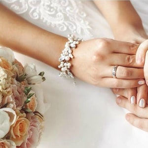 Pearl bridal bracelet Pearl bracelet Ivory bracelet Bridal bracelet Wedding bracelet White pearl bracelet Pearl jewelry set Delicate