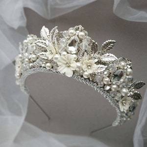 Delicate pearl tiara Bridal headband Bridal headpiece Wedding tiara Bridal tiara Wedding headpiece Quinceanera tiara Floral bridal crown