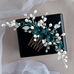 Emerald hair comb with flowers Emerald hair piece Emerald floral headpiece Green hair comb Emerald hair jewelry Emerald green hair comb