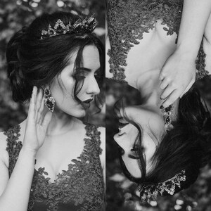 Puede incluir: Un retrato en blanco y negro de una mujer con una corona y un vestido de encaje. Ella est&aacute; mirando hacia abajo y su cabello est&aacute; recogido en un mo&ntilde;o.