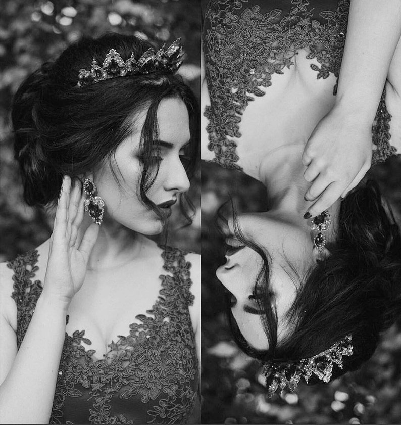 Puede incluir: Un retrato en blanco y negro de una mujer con una corona y un vestido de encaje. Ella est&aacute; mirando hacia abajo y su cabello est&aacute; recogido en un mo&ntilde;o.