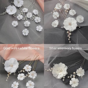 以下が含まれることがあります： 白い花とアイボリーの花、パールをあしらったヘアクリップの4セット。クリップはシルバー、ローズゴールド、ゴールドのワイヤーで作られています。各クリップセットの上には、「Silver wire+white flowers」、「Rose gold wire+white flowers」、「Gold wire+white flowers」、「Silver wire+ivory flowers」のテキストが表示されています。