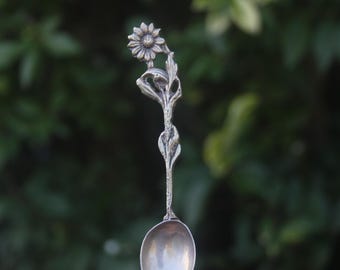 Vintage Löffel aus verziertem Messing mit Blumendekor – Geschenkidee