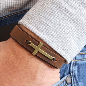 Inspirerende bijbelvers gegraveerde kruisarmband voor mannen Gepersonaliseerde leren armband religieuze armband voor mannen Christelijke herenarmband