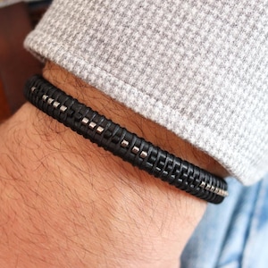Aangepaste morsecode armband voor mannen, armband met verborgen bericht, morsecode sieraden, gepersonaliseerde zwarte leren manchet, jubileumcadeau voor hem