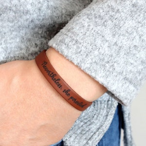 Sin embargo, ella persistió pulsera, regalo de graduación para ella, graduación de la escuela secundaria universitaria, regalo de aliento para mujeres, cuero grabado