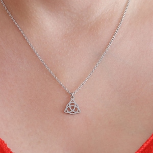 Zierliche keltische Halskette, Keltischer Knoten Triquetra Halskette, Keltischer Knoten Anhänger, Trinität Halskette, Keltischer Schmuck, Irischer Charm Halskette
