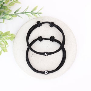 Conjunto de 2 pulseras de parejas personalizadas, pulsera inicial de cuentas de letras, pulsera para él y para ella, pulsera de cadena negra ajustable inicial personalizada