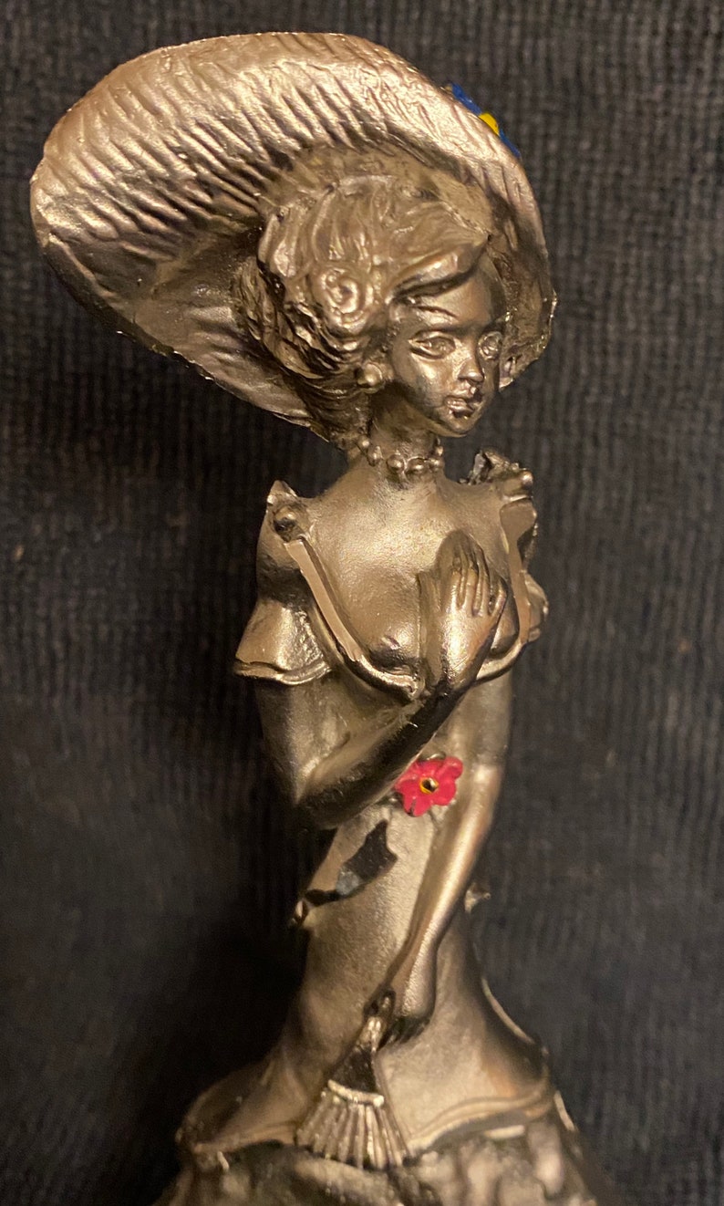 Vintage Peltro Cesellato a Mano Lady Figurine