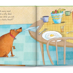 Puede incluir: Un perro marr&oacute;n con un collar rojo est&aacute; mirando una servilleta en una mesa. La mesa tiene un mantel a cuadros amarillo y un plato con un huevo frito. Hay un taz&oacute;n de fruta, un vaso de jugo y una caja de cereal en la mesa. El texto en la caja de cereal dice "Crispy Yummy". El texto en el taz&oacute;n dice "Olivia". El texto en el taz&oacute;n del perro dice "Marley".