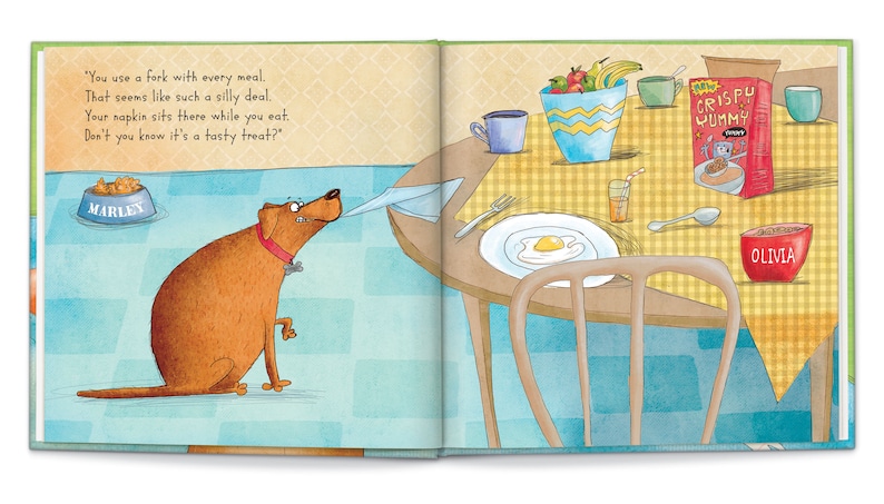 Puede incluir: Un perro marr&oacute;n con un collar rojo est&aacute; mirando una servilleta en una mesa. La mesa tiene un mantel a cuadros amarillo y un plato con un huevo frito. Hay un taz&oacute;n de fruta, un vaso de jugo y una caja de cereal en la mesa. El texto en la caja de cereal dice "Crispy Yummy". El texto en el taz&oacute;n dice "Olivia". El texto en el taz&oacute;n del perro dice "Marley".