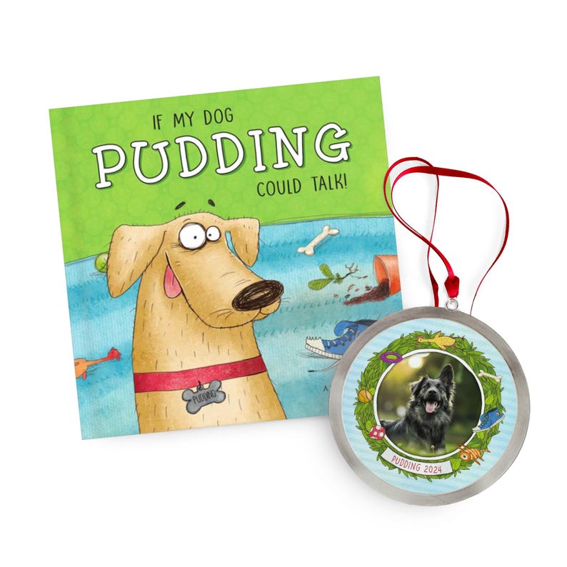 Puede incluir: Un libro infantil titulado "&iexcl;Si mi perro Pudding pudiera hablar!" presenta un perro de dibujos animados con un collar rojo y una etiqueta de nombre que dice "Pudding". El libro se acompa&ntilde;a de un adorno plateado con una foto de un perro negro con pecho blanco y una corona verde alrededor de la foto. El adorno tiene el texto "Pudding 2024" en la parte inferior.