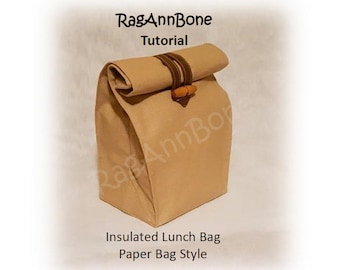 Peut inclure: Un sac à déjeuner isotherme beige avec une sangle marron et une fermeture à bouton en bois. Le sac est conçu pour ressembler à un sac à déjeuner en papier. Le texte "RagAnnBone Tutorial" est en haut de l'image et "Insulated Lunch Bag Paper Bag Style" est en bas.