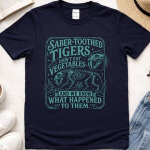 Shirt sabeltandtijgers aten geen groenten, shirt grappig wetenschapsleraar, uitgestorven dierlijke humor, paleontologie cadeau, fossiel skelet T-shirt