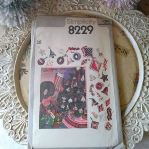 Vintage Simplicity Pattern 8229 Christmas Wreath Tree Skirt Stockings Ornaments Complete Uncut