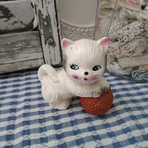 1950&#39;s Vintage MCM Porcelain White Kitten with Ball of Yarn Figurine, Japan