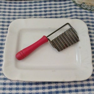 Vintage Red Wooden Handle Crinkle Cutter, Vintage Kitchen Utensil, Kitchen Gadget