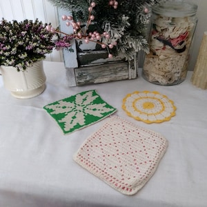 Vintage Crochet Trivets & Potholder - Retro Kitchen Decor - Spring Kitchen Decor