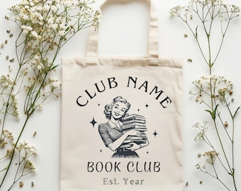 Puede incluir: Bolso tote de color crema con texto e ilustración en negro. El bolso presenta una ilustración de estilo vintage de una mujer sosteniendo libros, con las palabras "CLUB NAME" arriba y "BOOK CLUB Est. Year" abajo. Flores blancas rodean el bolso.